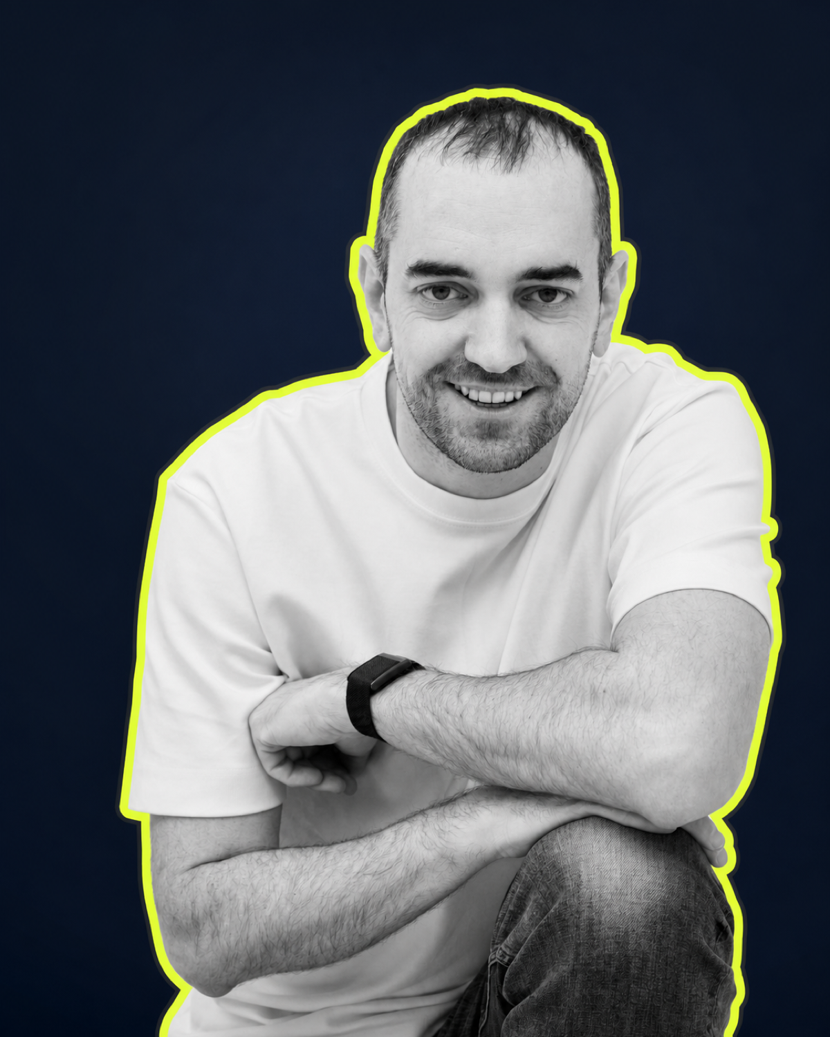 Ігор Матрофайло у світлій футболці на темному тлі із салатовим контуром